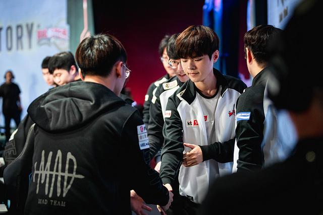 开云体育官网-印度羽毛球队绝杀丹麦羽毛球队，辛杜三分雨点燃全场