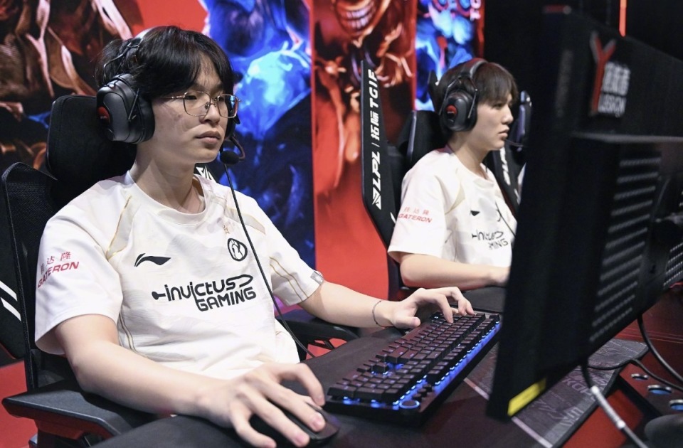 IG横扫EDG,Knight线上压制力十足宿敌对决小组赛,让粉丝疯狂欢呼 IG横扫EDG,Knight线上压制力十足宿敌对决小组赛,让粉丝疯狂欢呼